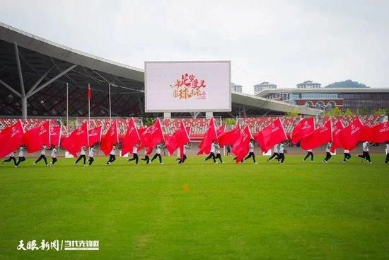 扎卡说道：“阿尔特塔有他自己的足球理念，他甚至总是踢四后卫，从不改打五后卫，或者从不改打双前锋的4-4-2，所以你就有了这个4-3-3阵型，中场一个6号位和两个8号位。